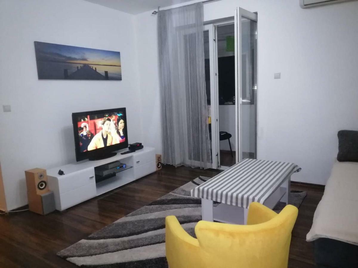 Yellow Apartment, Central Podgorica Bagian luar foto